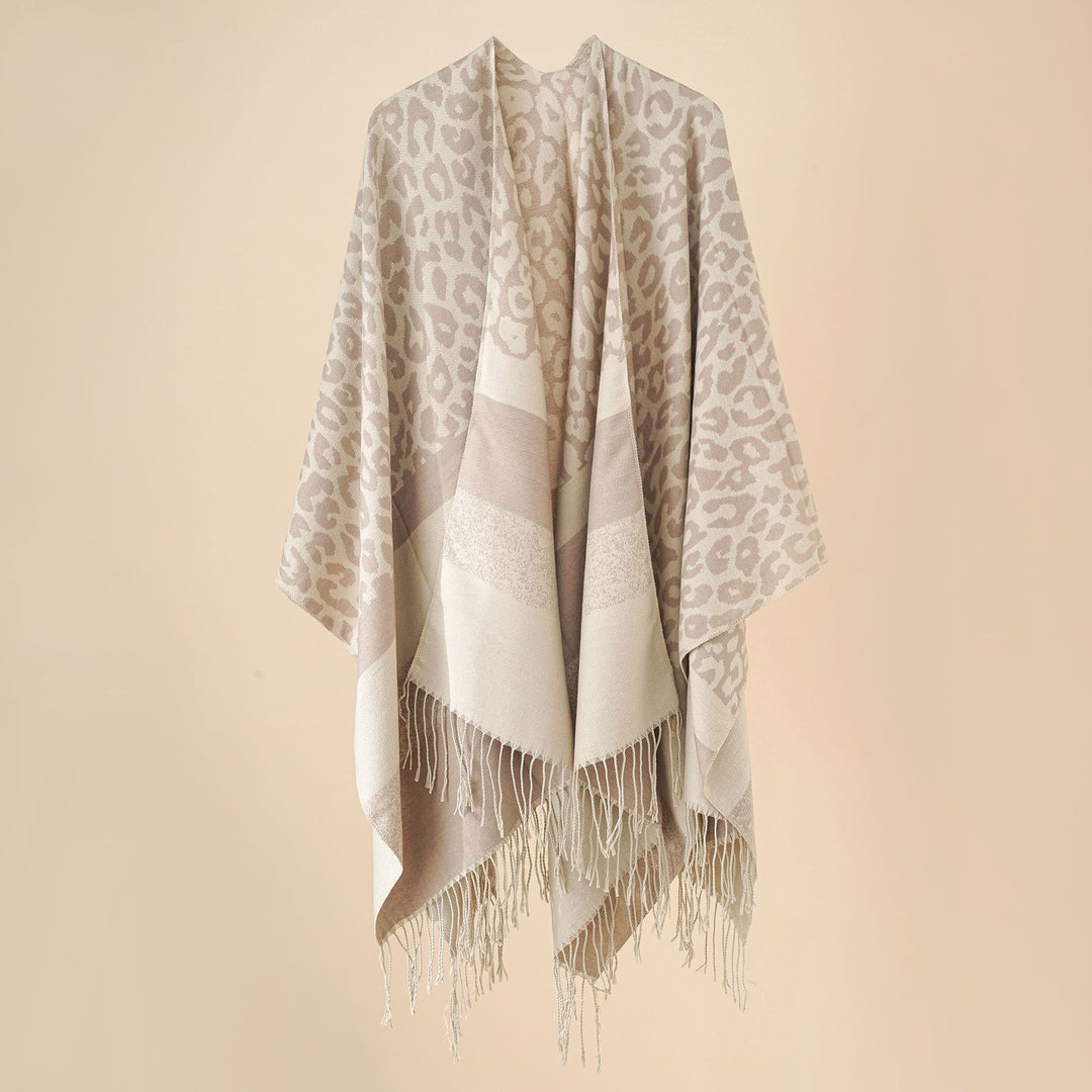 Damen Oversize-Ruana mit Leo-Jacquard, Fransen und weichem Wollmix Echo Archiv