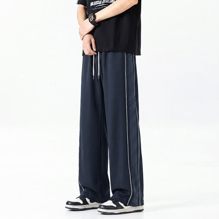 Herren Weite Trackhose im Oversize‑Schnitt mit Tunnelzug und seitlichem Karomuster‑Streifen Echoarchiv
