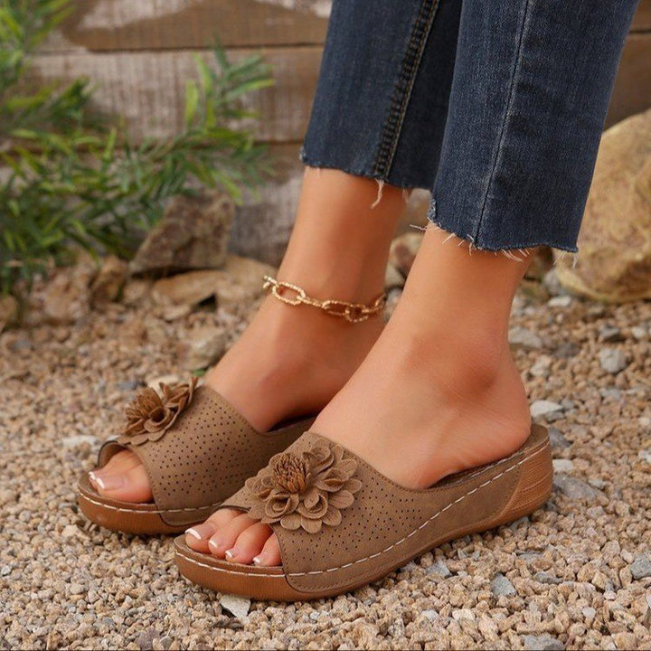 Damen Perforierte Keil-Sandalen als Slip-On mit Blumenapplikation und gepolstertem Fußbett – Sorelia