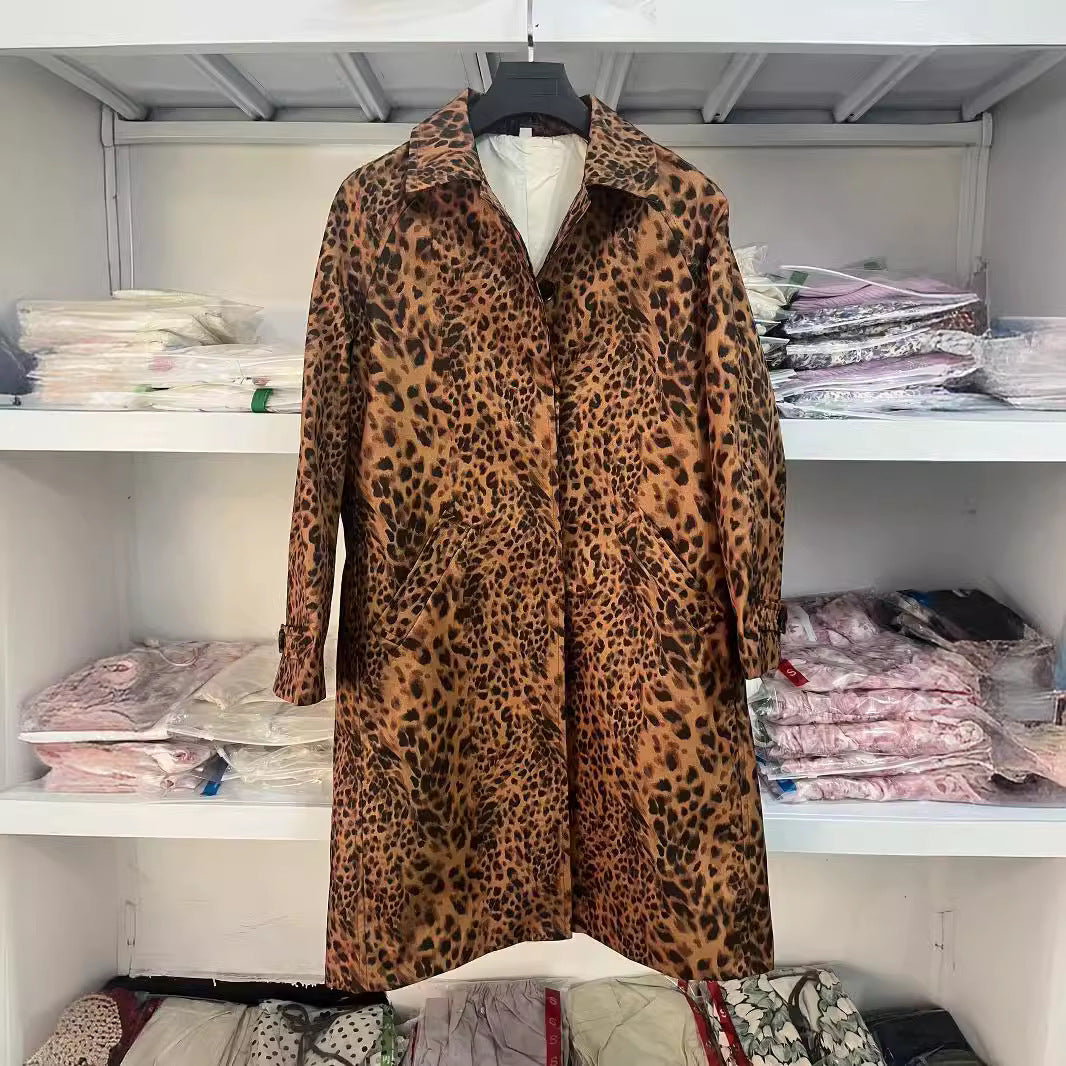 Damen langer Satin-Mantel im Leo-Print mit Reverskragen verdeckter Knopfleiste und Eingrifftaschen – Montévia