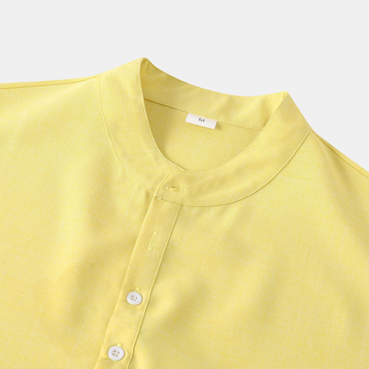 Herren Kurzarm-Hemd im lässigen Henley-Stil mit praktischen Knopfdetails Echoarchiv