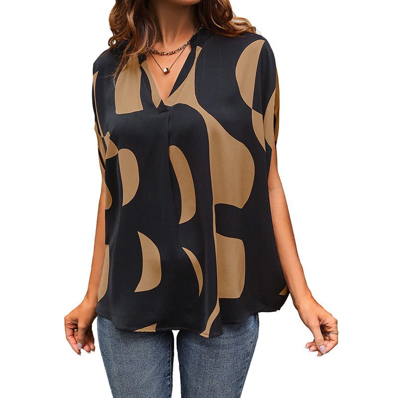Damen Legeres Viskose-Blusenshirt mit abstraktem Print, V-Ausschnitt und überschnittener Kurzarm – Élovi