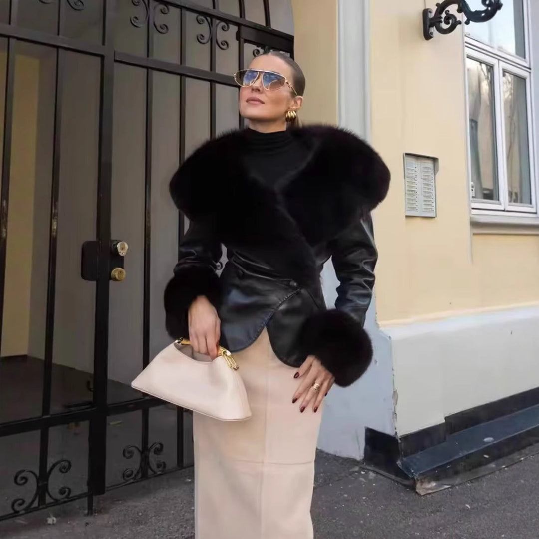 Damen 20+ kurze Kunstlederjacke mit großem Kunstfellkragen und Fellmanschetten Echo Archiv