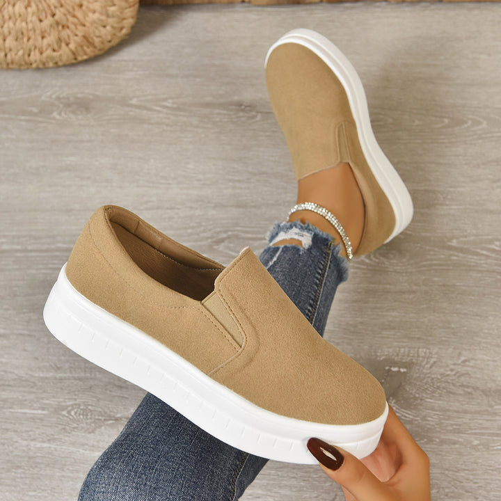 Damen Slip-On Freizeit-Sneaker mit breiter Leichtlauf-Plateausohle weichem Microvelours-Obermaterial und elastischen Seiteneinsätzen Echo Archiv