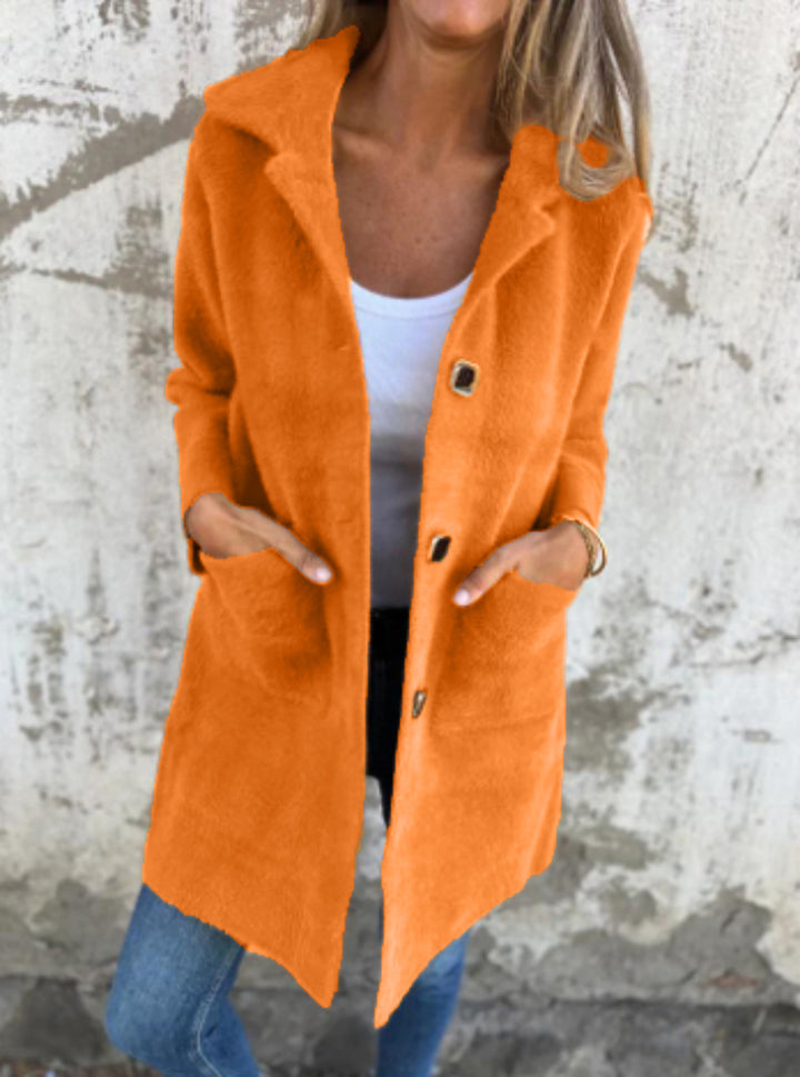 Damen Teddy-Mantel mit Oversize-Kragen, dekorativen Knöpfen und Eingrifftaschen – Montévia