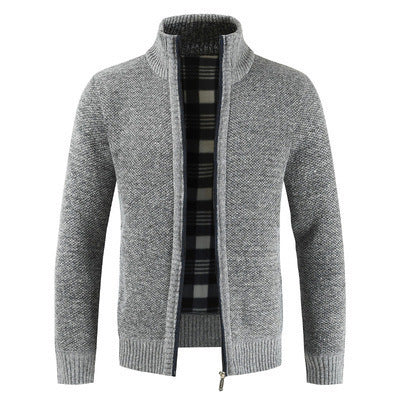 Herren Strickjacke mit hohem Kragen und seitlichen Taschen Echoarchiv