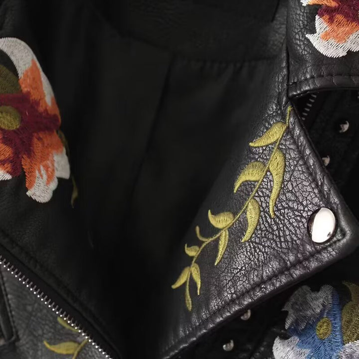 Damen Kurz‑Bikerjacke aus veganer Lederoptik mit bestickten Blumenapplikationen und Nieten Echoarchiv