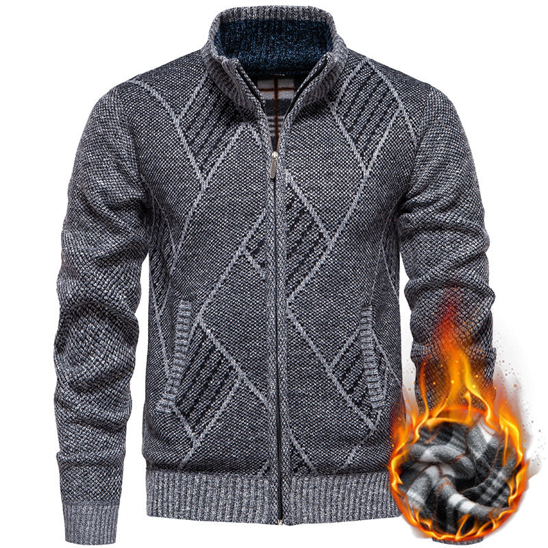 Herren Strickjacke mit modernem Zopfmuster und hohem Kragen Echoarchiv