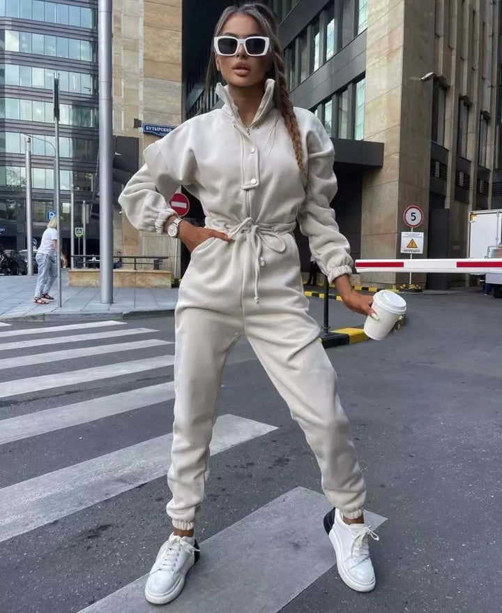 Damen taillierter Velours-Jumpsuit mit Tunnelzug Stehkragen und elastischen Bündchen – Solévia