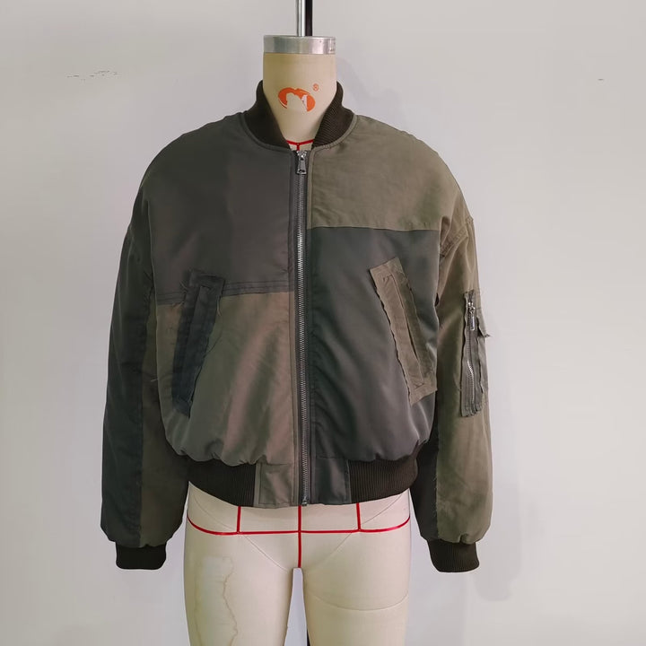 Damen kurz geschnittener Utility-Bomber mit Patchdetails, praktischen Brusttaschen und Ärmel-Reißverschluss – Avenza