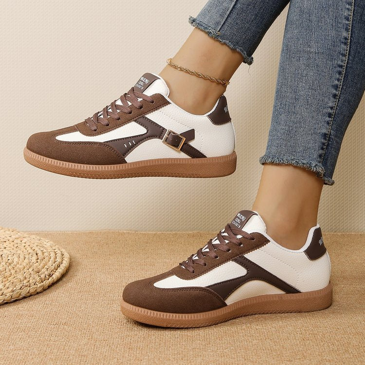 Damen Retro-Plateau-Sneaker mit Wildlederapplikationen und dekorativer Schnallenlasche – Névara
