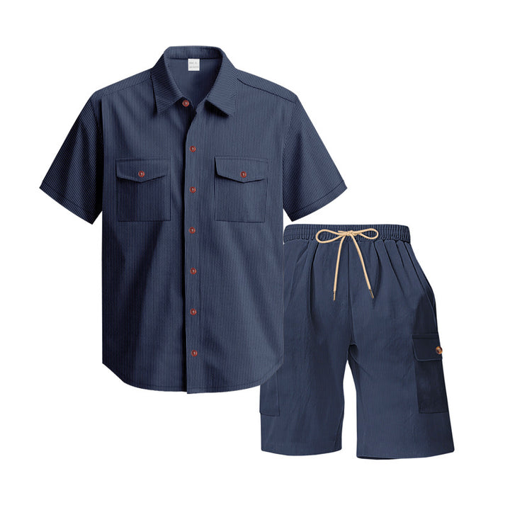 Herren komfortables Freizeitoutfit mit Kurzarmhemd und lockeren Shorts Echoarchiv
