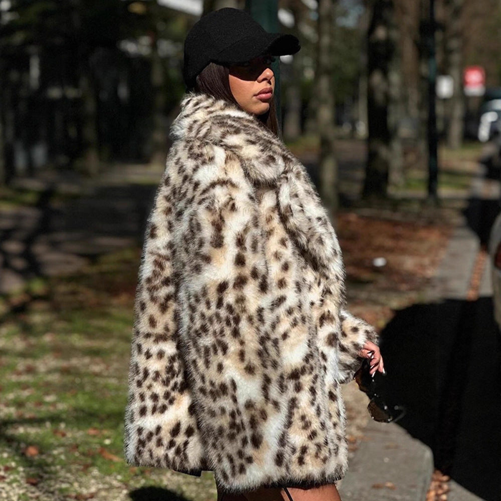 Damen Kurzmantel aus veganem High-Pile Kunstpelz mit Leopard-Print Echoarchiv