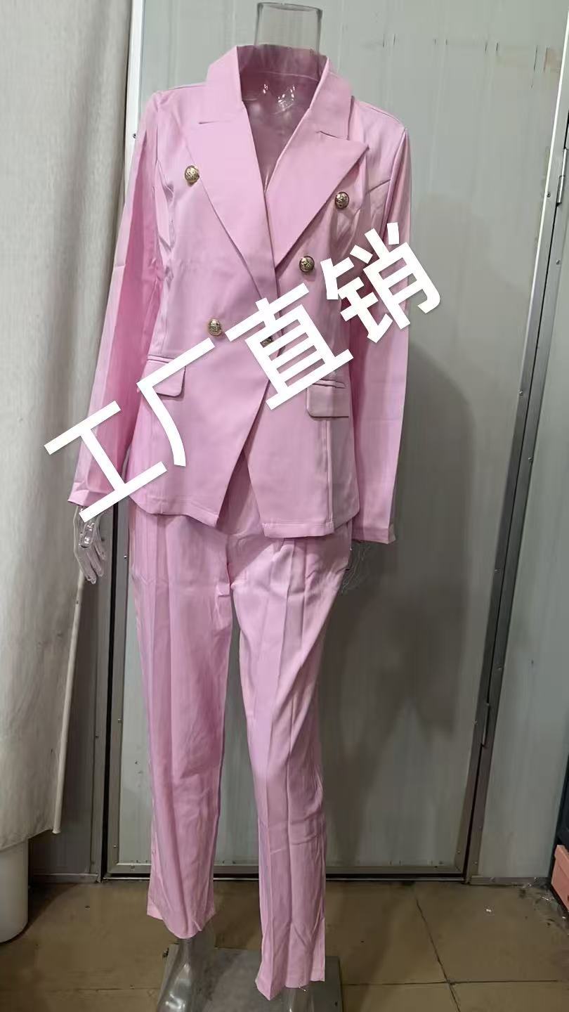 Damen nan taillierter Doppelreihiger Blazer mit goldknöpfen und schlanker Anzughose Echo Archiv