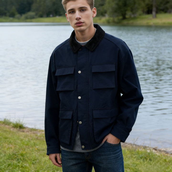 Herren Wachsjacke im Field-Stil mit Cordkragen und Mehrfachtaschen Echoarchiv