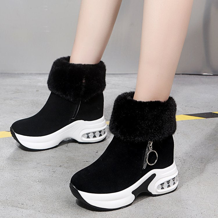 Damen Keilabsatz-Sneaker-Stiefelette mit Teddy-Kragen und Reißverschluss – Névara