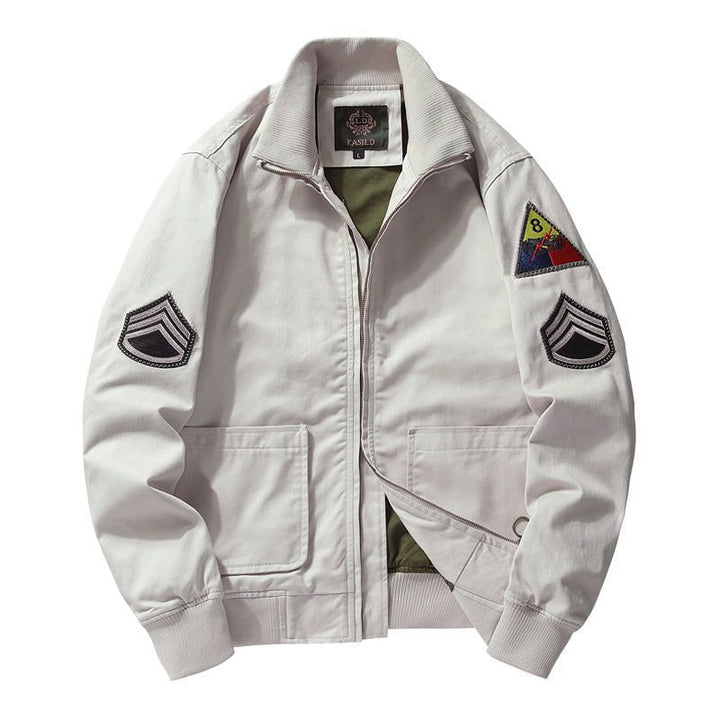 Herren Canvas‑Bomberjacke im Worker‑Blousonstil mit Abzeichen‑Patches und geripptem Kragen Echoarchiv