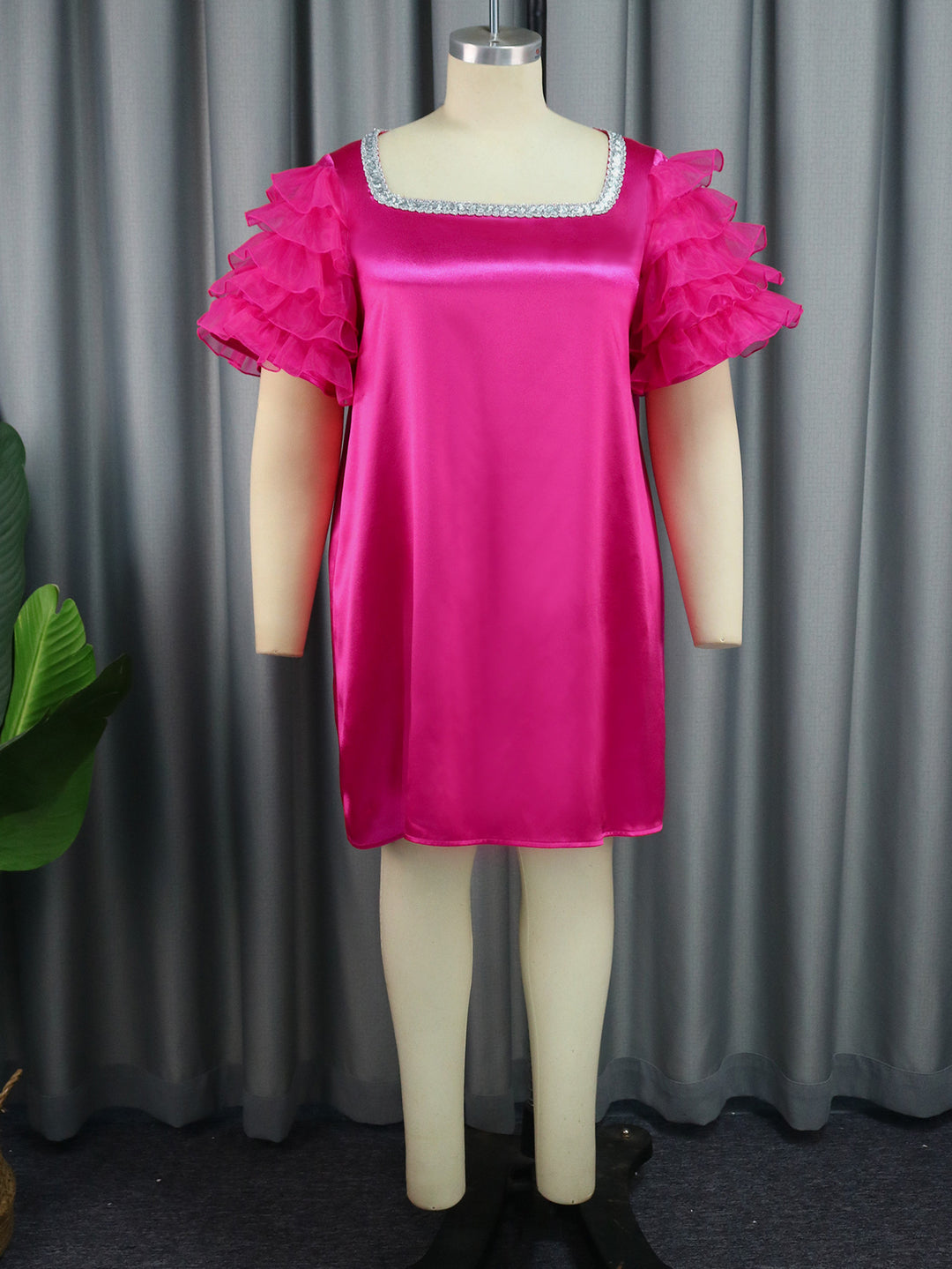 Damen festliches Minikleid mit voluminösen Rüschensäumen und glitzerndem Ausschnitt Echo Archiv