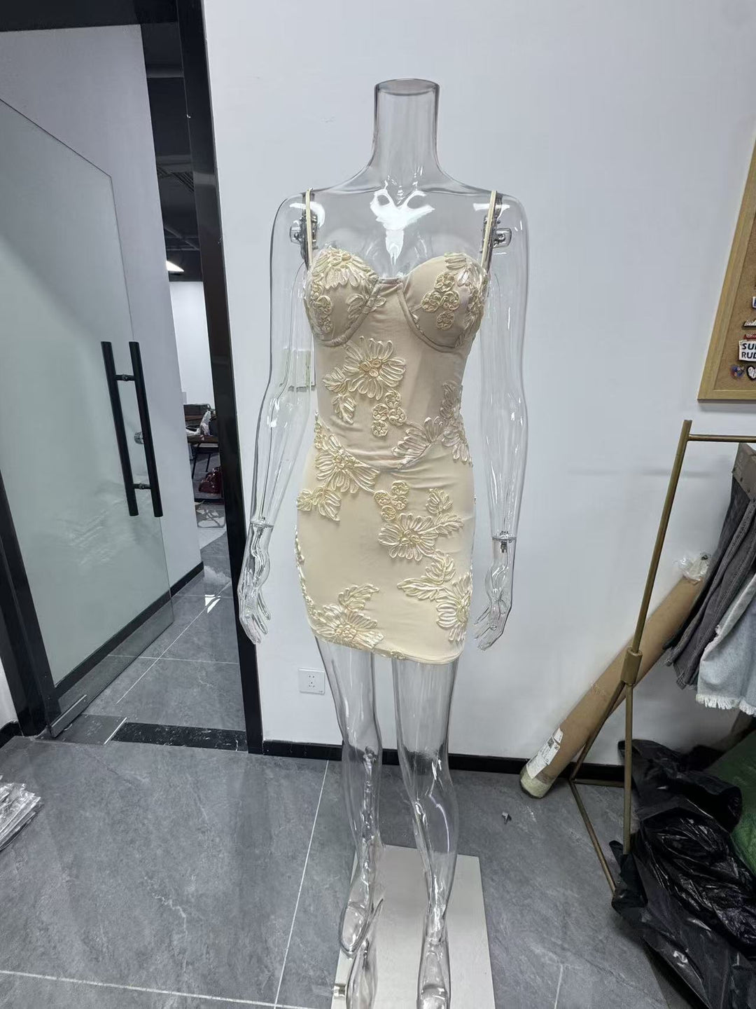 Damen Sexy Kleid mit floralem Spitzenmuster Echo Archiv