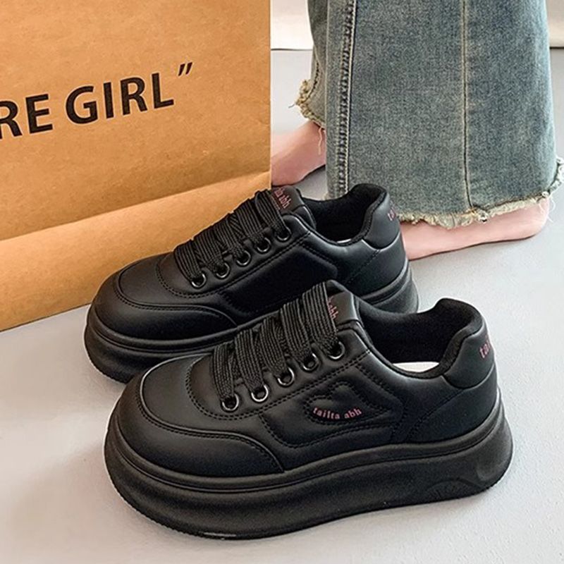 Damen Plateau-Sneaker im minimalistischen Chunky-Look mit skulpturierter Wedgesohle – Névara