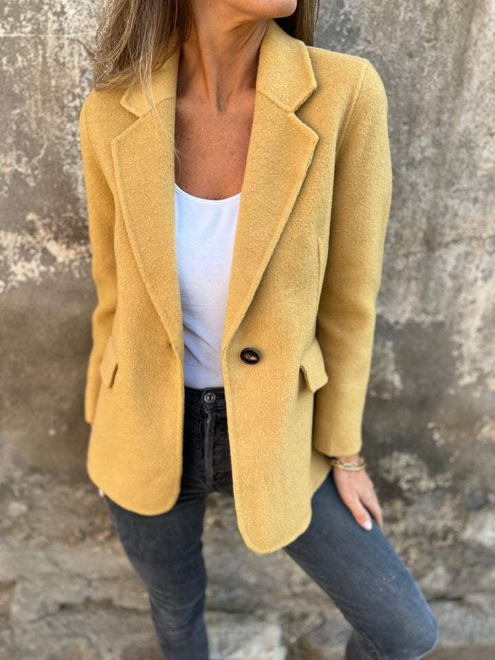 Damen taillierter Bouclé-Blazer mit fallendem Revers und Ein-Knopf-Detail – Valéne