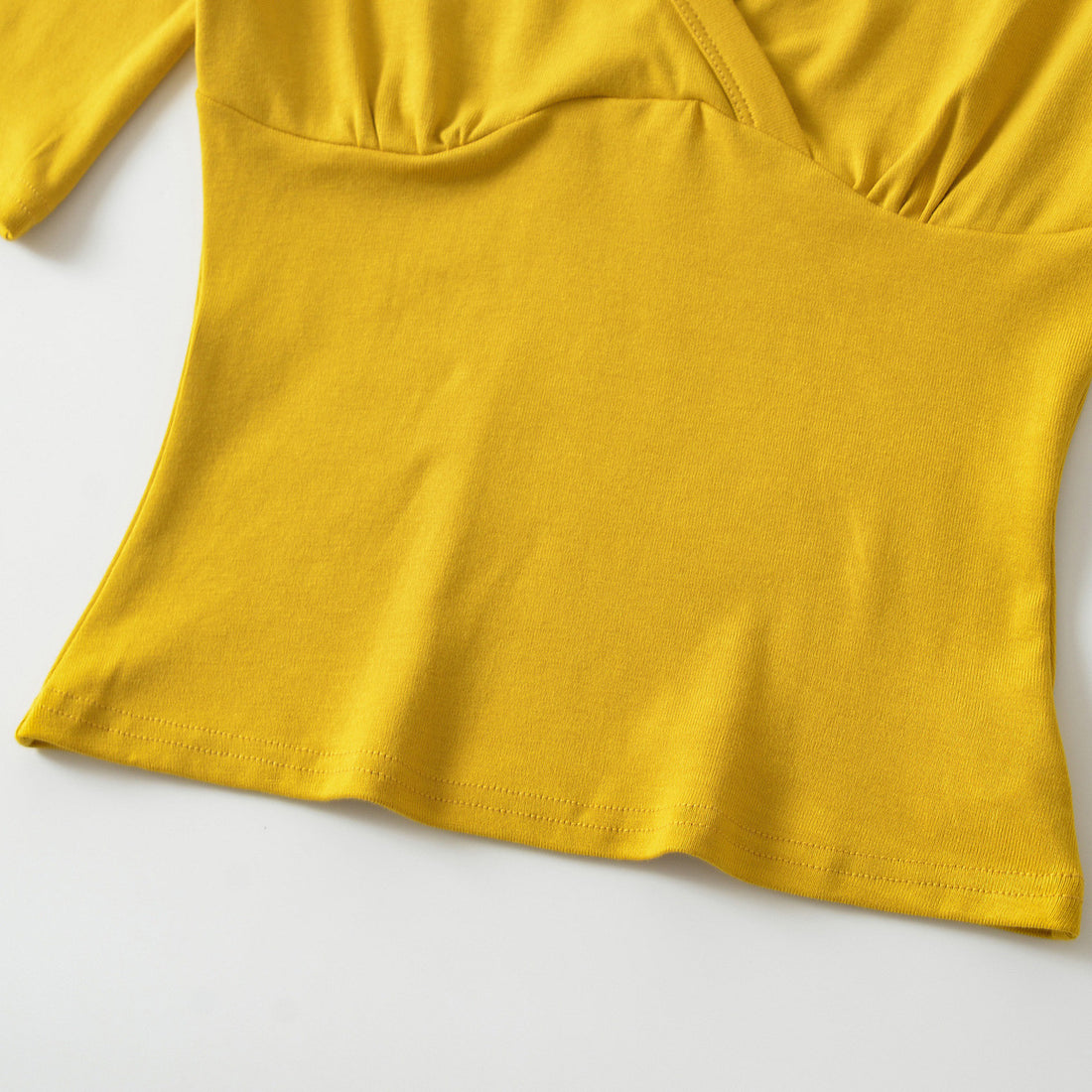 Damen Figurbetontes Wickelshirt mit tiefem V-Ausschnitt, dreiviertelärmeln und Taillenbetonung Echoarchiv