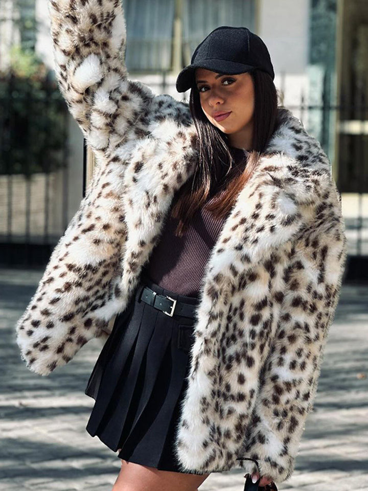 Damen Kurzmantel aus veganem High-Pile Kunstpelz mit Leopard-Print Echoarchiv