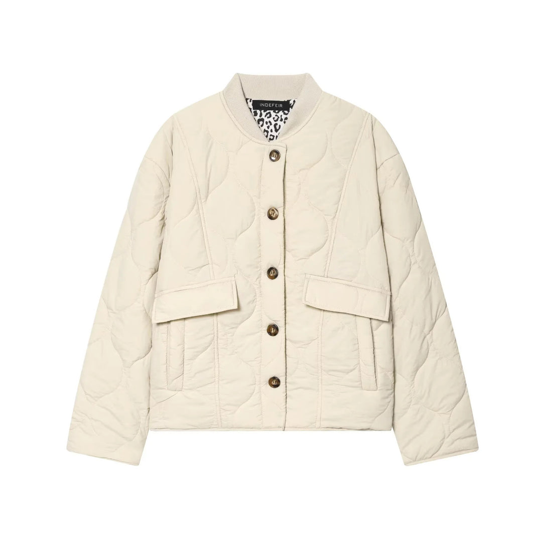 Damen wattierte Steppjacke mit kastiger Silhouette, geripptem Stehkragen und aufgesetzten Pattentaschen – Célinea