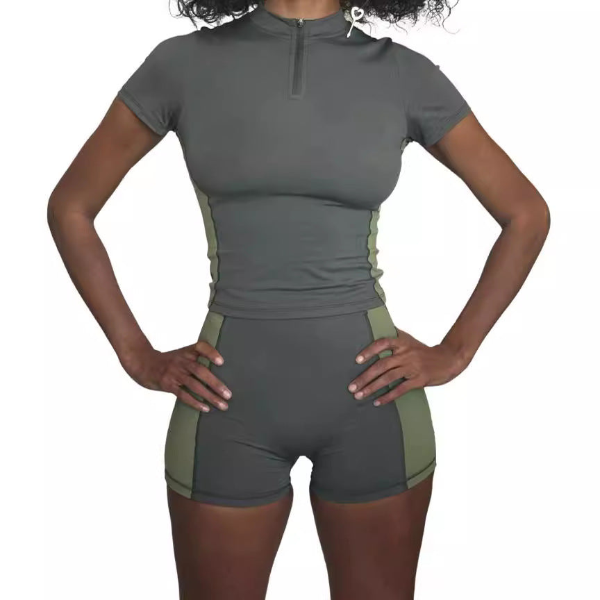 Damen Sportliches Set mit kurzem Oberteil und enganliegenden Shorts Echo Archiv