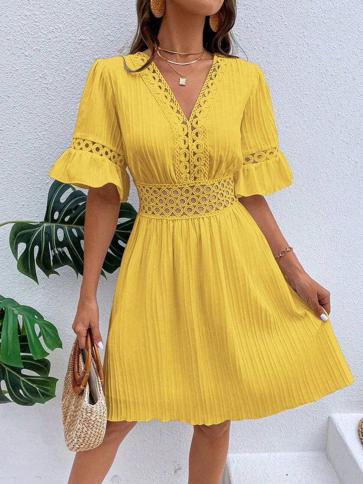 Damen Midikleid mit Plissee, Spitzeneinsatz in der Taille und Volantärmeln Echo Archiv