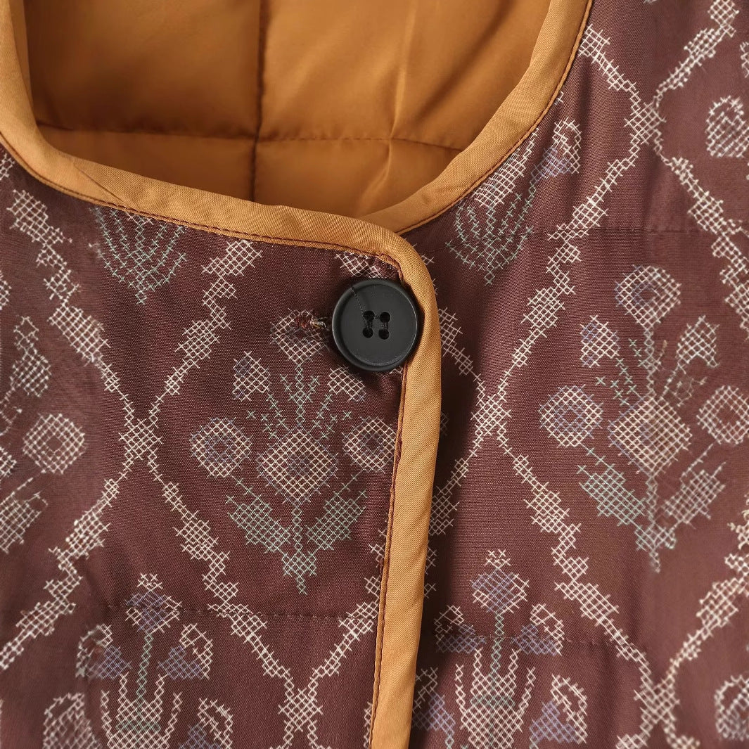 Damen leichte gesteppte Jacquard-Steppjacke mit Rundhalsausschnitt, Kontrastpaspel und aufgesetzten Klappentaschen – Célinea