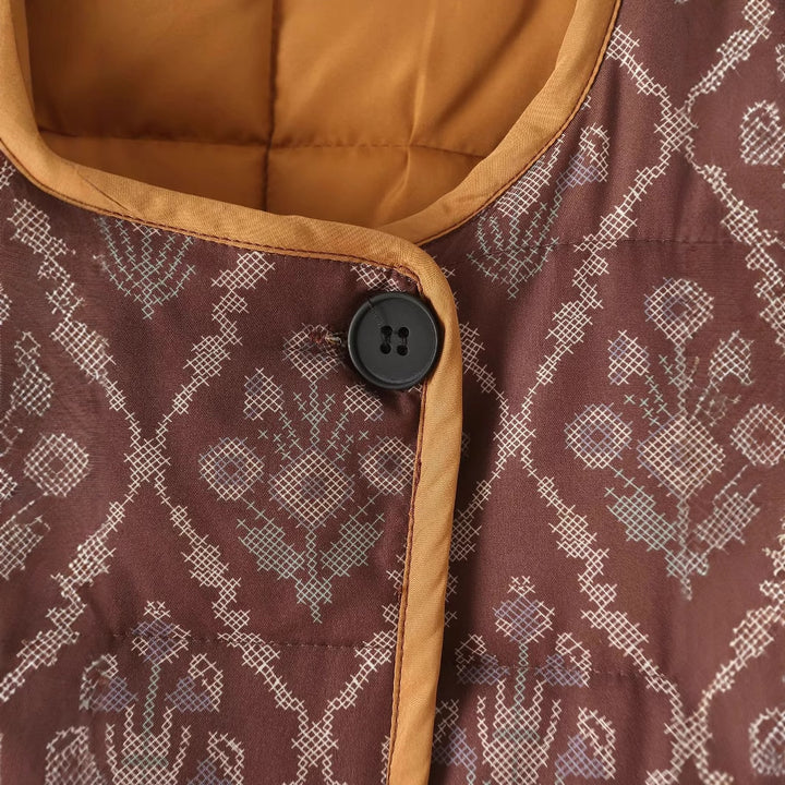 Damen leichte gesteppte Jacquard-Steppjacke mit Rundhalsausschnitt, Kontrastpaspel und aufgesetzten Klappentaschen – Célinea