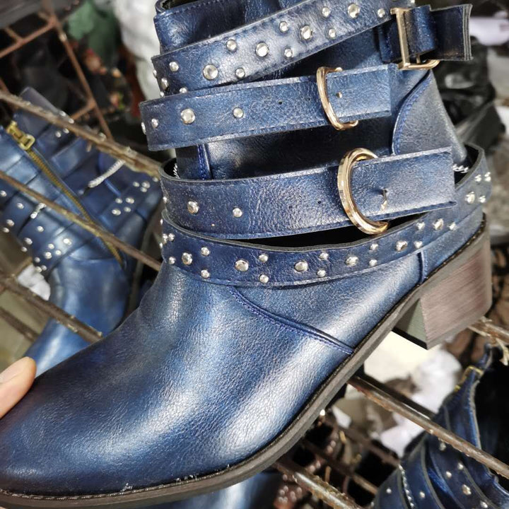 Damen nan knöchelhohe Biker-Stiefelette mit mehreren Nietenriemen, dekorativen Ketten und verstellbaren Schnallen Echo Archiv