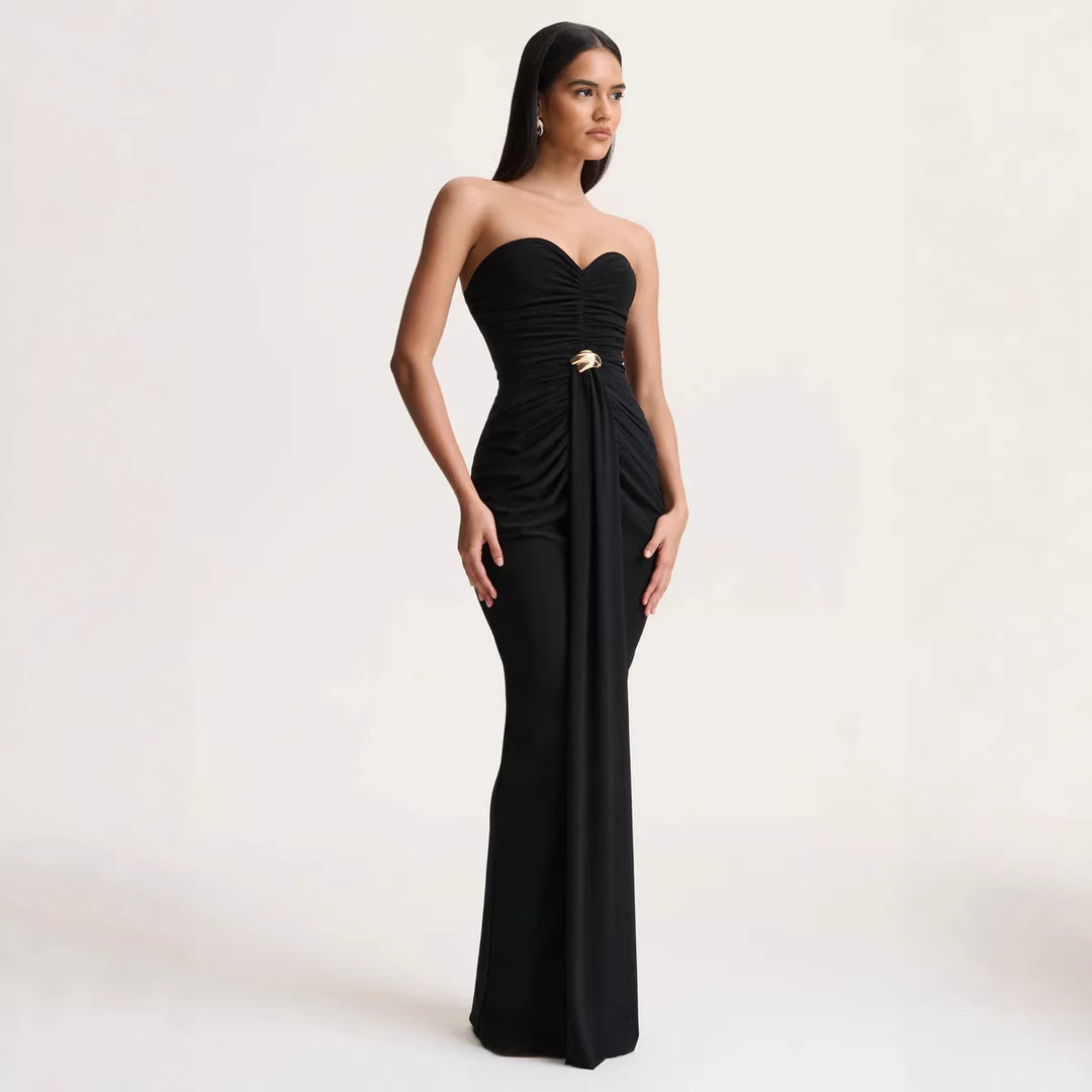 Damen Elegantes und figurbetontes Abendkleid mit gerafftem Design und schimmerndem Detail Echo Archiv
