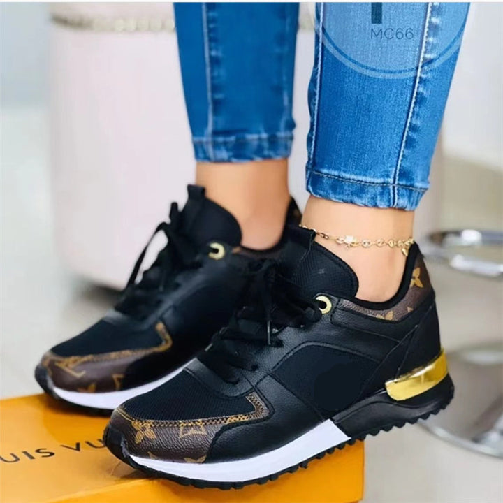 Damen Plateau-Sneakers mit atmungsaktivem Mesh, gepolsterter Innensohle und dekorativem Logomuster-Besatz – Névara