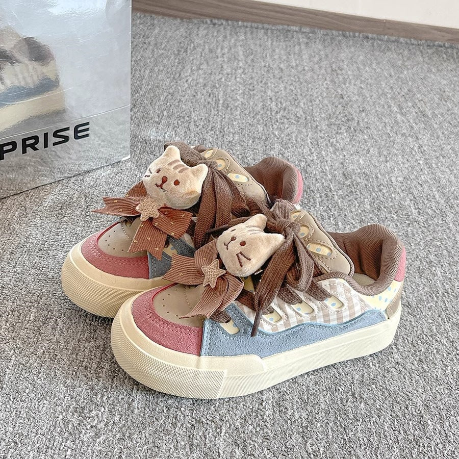 Damen Verspielte Sneakers mit Tiermotiven und dekorativen Schnürsenkeln Echo Archiv