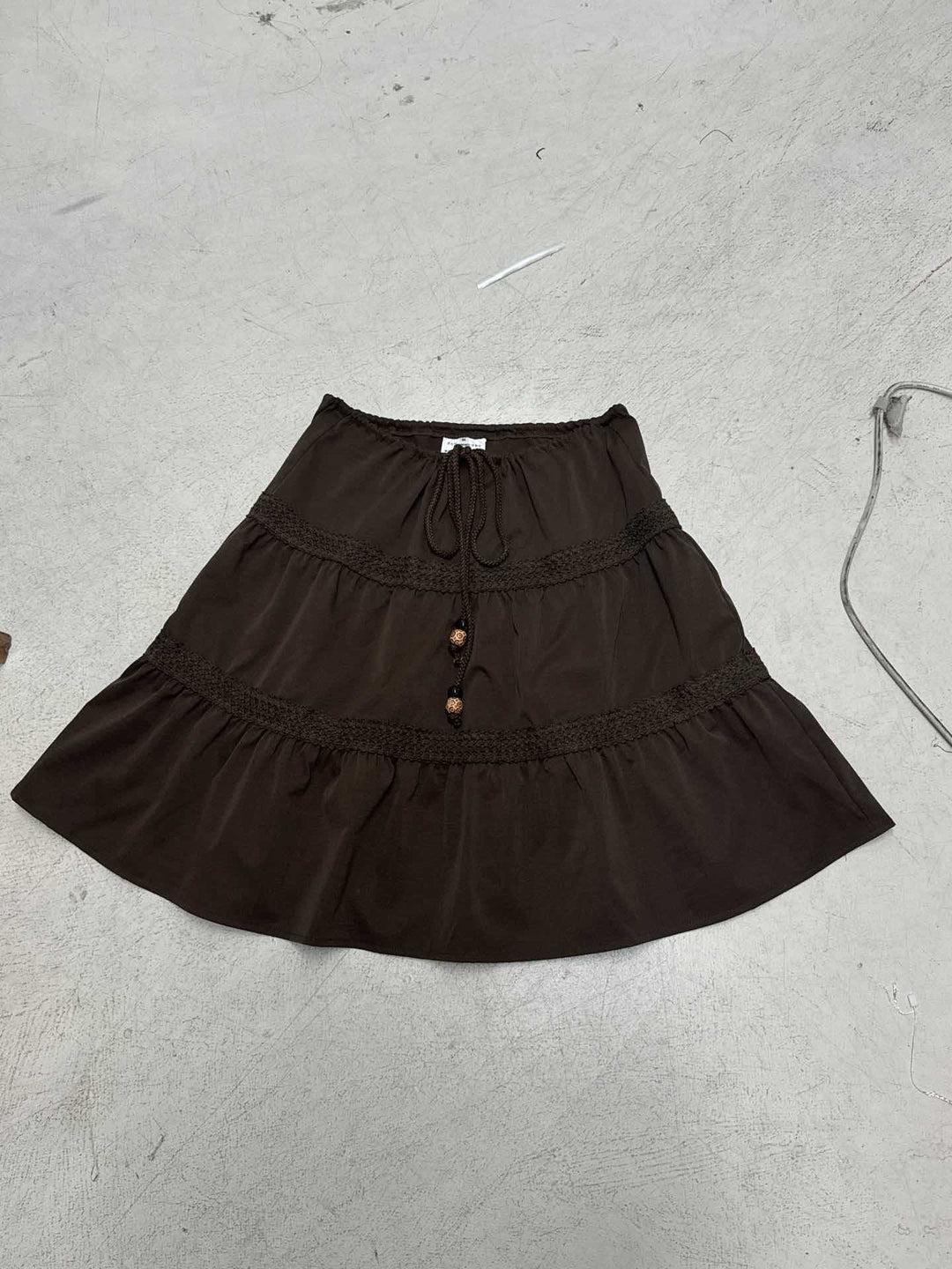 Damen nan gestufter Boho-Midirock mit elastischem Kordelbund und Häkelband-Details Echo Archiv