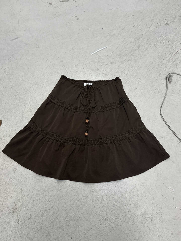 Damen nan gestufter Boho-Midirock mit elastischem Kordelbund und Häkelband-Details Echo Archiv
