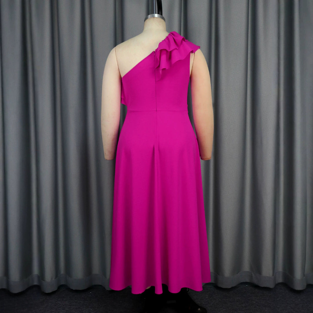 DamenElegantes Abendkleid mit asymmetrischem Rüschenbereich und Taillengürtel Echo Archiv
