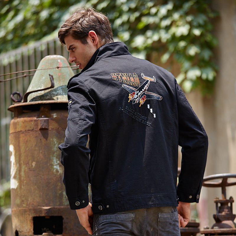 Herren military-inspirierte Canvas-Fieldjacke mit Schulterklappen, Stickpatches und verdecktem Zwei-Wege-Reißverschluss Echoarchiv