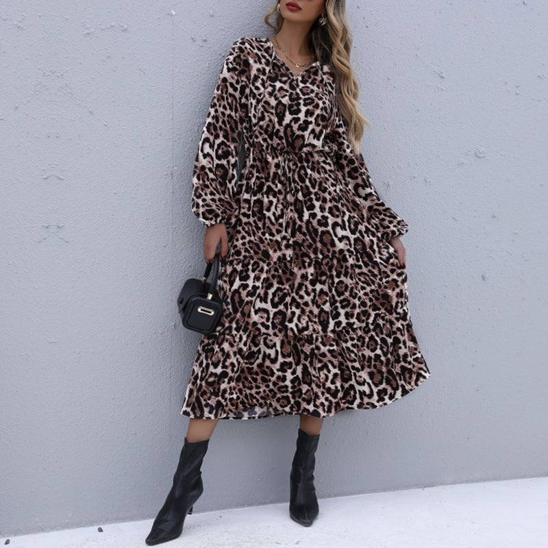 Damen Midikleid Vintage-inspirierter Leoprint mit V-Ausschnitt, elastischer Taillenpasse und Glockenärmeln – Élara