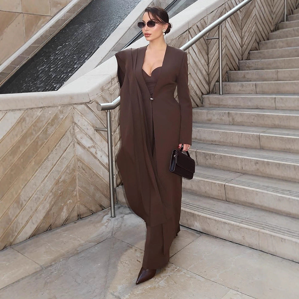 Damen Elegantes Mantelkleid mit Cape-Schulter und taillierter Silhouette Echoarchiv