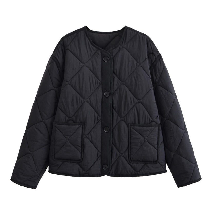 Damen 10+ gefütterte gesteppte Boxy‑Kurzjacke mit Rundhalsausschnitt, durchgehender Knopfleiste und aufgesetzten Taschen Echo Archiv