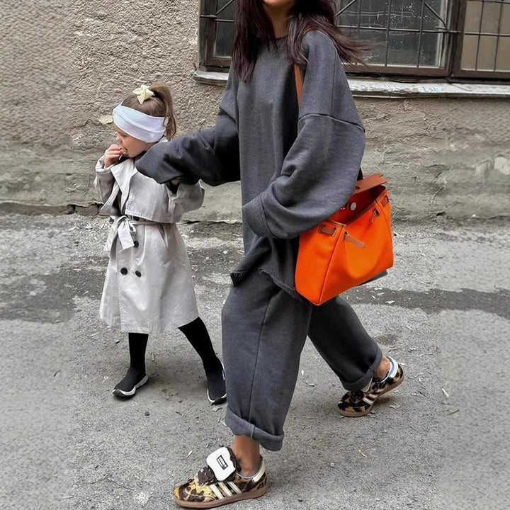 Damen oversized Lounge-Set mit ausgefranstem Saum, extra langem Sweatpullover und weiter hochgeschnittener Jogginghose – Avérine