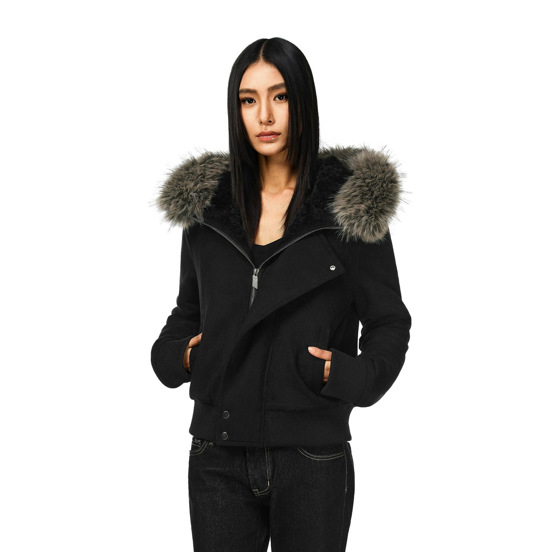 Damen kurze Lammfelloptik-Bomberjacke mit voluminöser Kapuzenblende und Daumenlochbündchen – Avenza