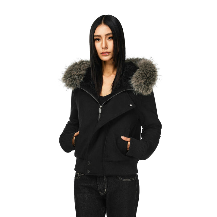 Damen kurze Lammfelloptik-Bomberjacke mit voluminöser Kapuzenblende und Daumenlochbündchen – Avenza