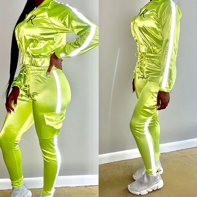 Damen Satin-Jogginganzug-Set mit Reißverschlussjacke, Seitenstreifen und Cargo-Taschen – Élanora