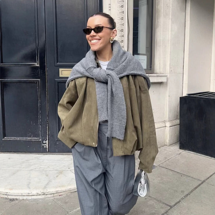 Damen Kurzjacke im Oversize‑Schnitt aus Wildleder‑Optik mit ballonförmigem Saum und Schulterpatten Echo Archiv