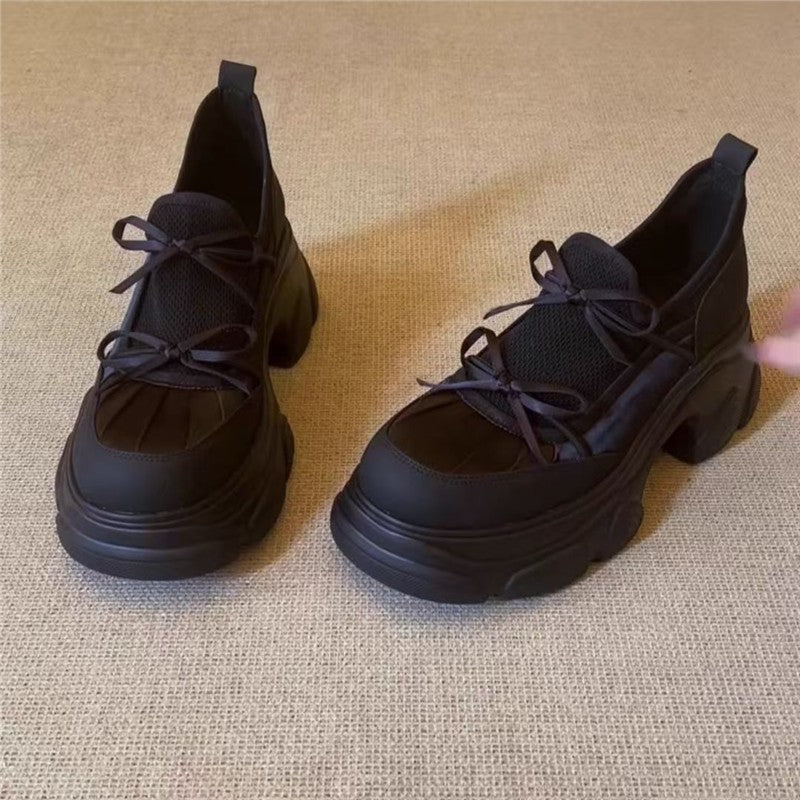 Damen Skulpturale Plateau‑Sneaker mit überhöhter Chunky‑Sohle und dekorativem Schleifenriemen – Névara