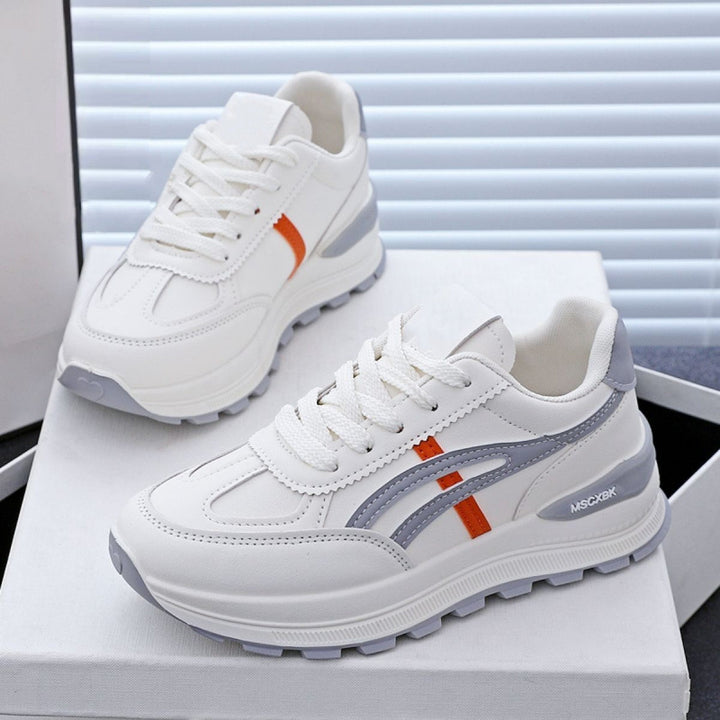 Damen Voluminöse Plateausneaker mit rutschfester Gummiprofilsohle und seitlichen Zierstreifen – Névara